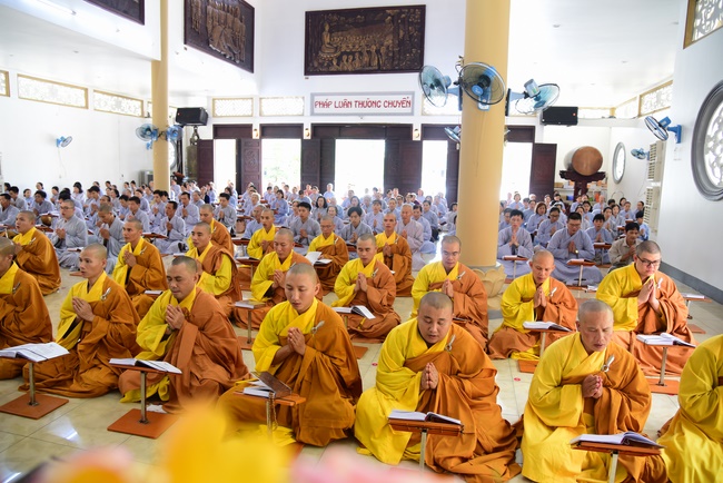 Gathering in the rain-retreat of the Hoang Phap Pagoda 's Monks