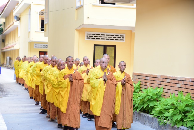 Gathering in the rain-retreat of the Hoang Phap Pagoda 's Monks