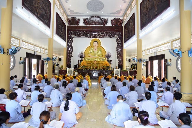 Gathering in the rain-retreat of the Hoang Phap Pagoda 's Monks