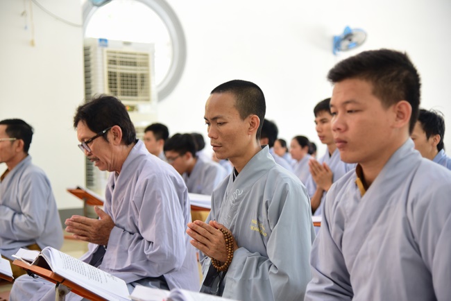 Gathering in the rain-retreat of the Hoang Phap Pagoda 's Monks