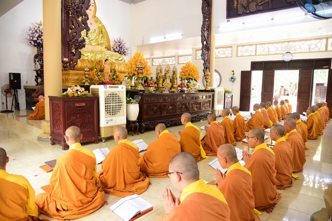 Gathering in the rain-retreat of the Hoang Phap Pagoda 's Monks