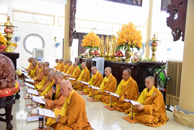 Gathering in the rain-retreat of the Hoang Phap Pagoda 's Monks