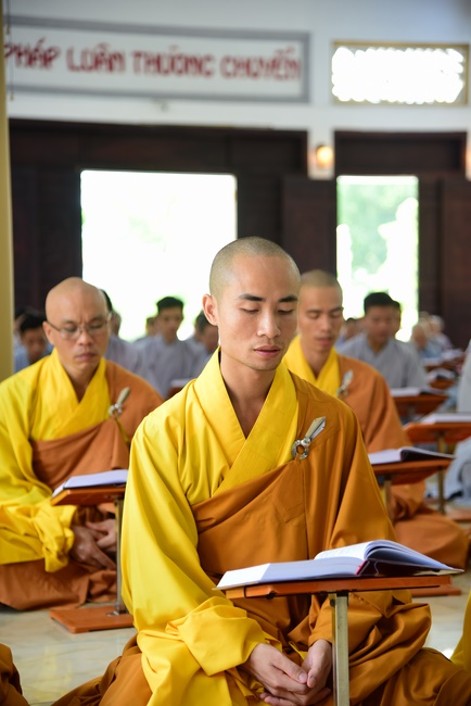 Gathering in the rain-retreat of the Hoang Phap Pagoda 's Monks