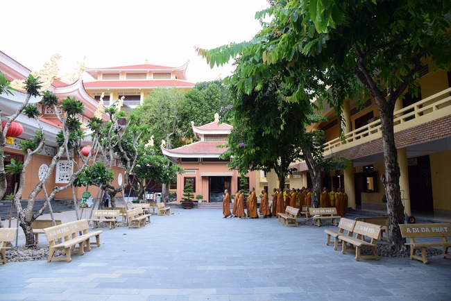 Gathering in the rain-retreat of the Hoang Phap Pagoda 's Monks