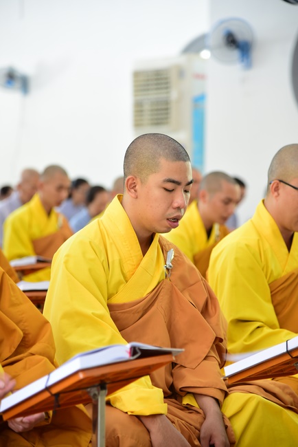Gathering in the rain-retreat of the Hoang Phap Pagoda 's Monks