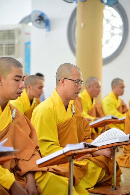 Gathering in the rain-retreat of the Hoang Phap Pagoda 's Monks