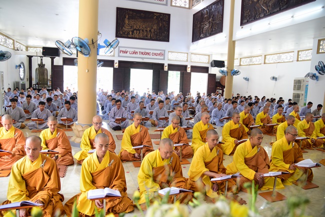 Gathering in the rain-retreat of the Hoang Phap Pagoda 's Monks