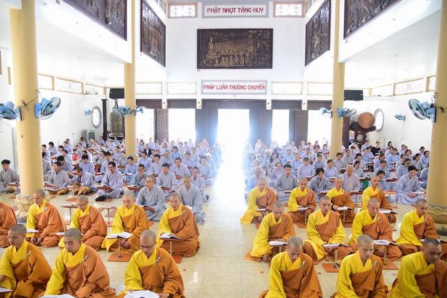 Gathering in the rain-retreat of the Hoang Phap Pagoda 's Monks