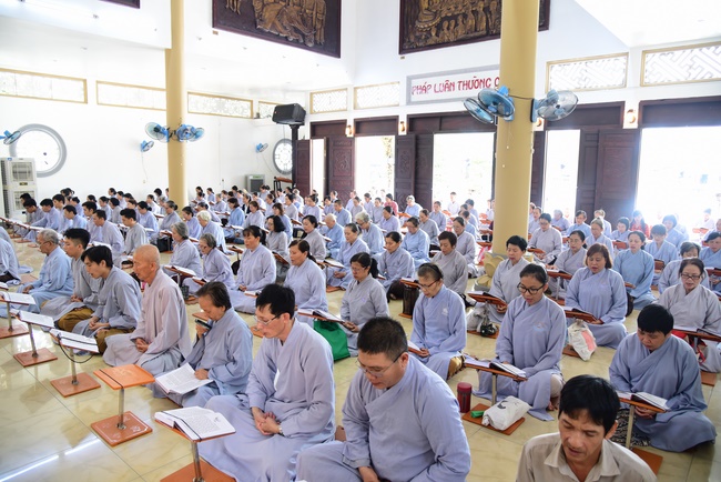 Gathering in the rain-retreat of the Hoang Phap Pagoda 's Monks