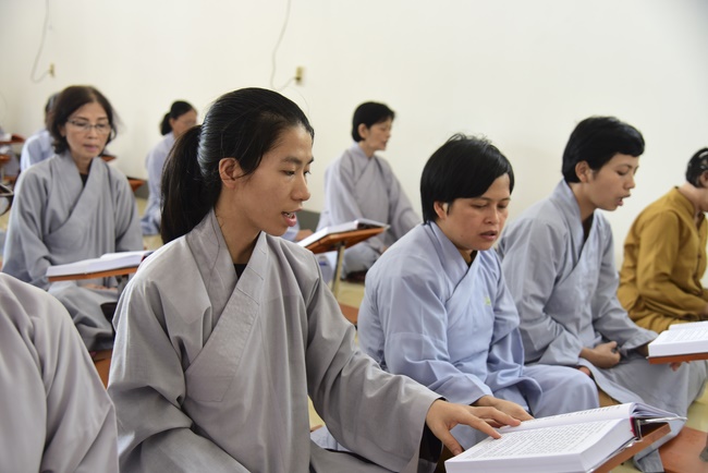 Gathering in the rain-retreat of the Hoang Phap Pagoda 's Monks