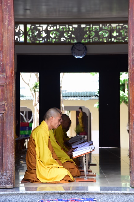 Gathering in the rain-retreat of the Hoang Phap Pagoda 's Monks