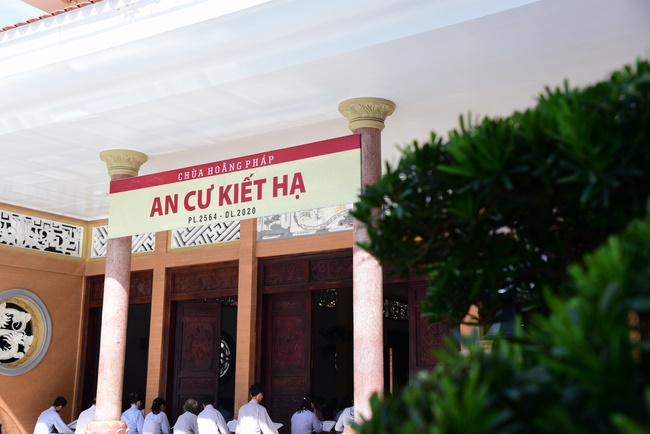 Gathering in the rain-retreat of the Hoang Phap Pagoda 's Monks