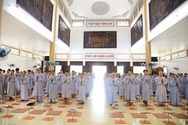 Gathering in the rain-retreat of the Hoang Phap Pagoda 's Monks