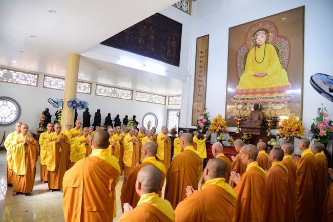 Gathering in the rain-retreat of the Hoang Phap Pagoda 's Monks