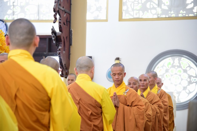 Gathering in the rain-retreat of the Hoang Phap Pagoda 's Monks