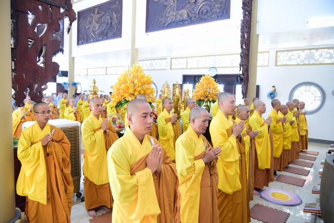 Gathering in the rain-retreat of the Hoang Phap Pagoda 's Monks