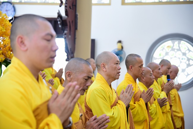 Gathering in the rain-retreat of the Hoang Phap Pagoda 's Monks
