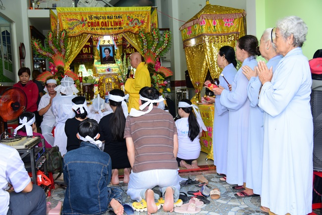 The rite praying for rebirth to Mrs. Hoang Thi Cuc in Hoc Mon.