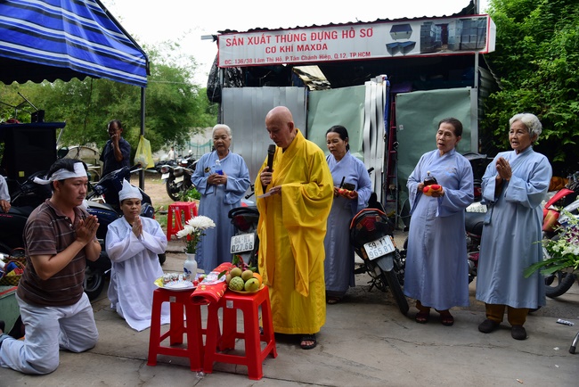 The rite praying for rebirth to Mrs. Hoang Thi Cuc in Hoc Mon.