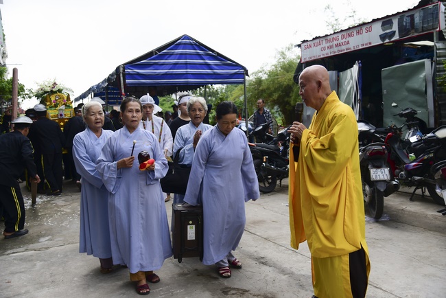 The rite praying for rebirth to Mrs. Hoang Thi Cuc in Hoc Mon.
