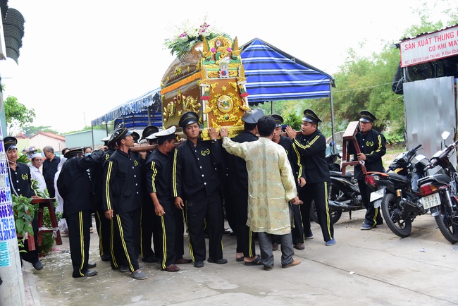 The rite praying for rebirth to Mrs. Hoang Thi Cuc in Hoc Mon.