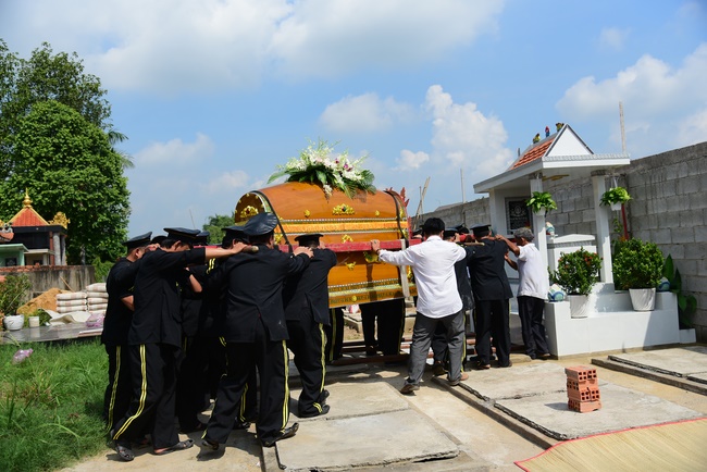 The rite praying for rebirth to Mrs. Hoang Thi Cuc in Hoc Mon.