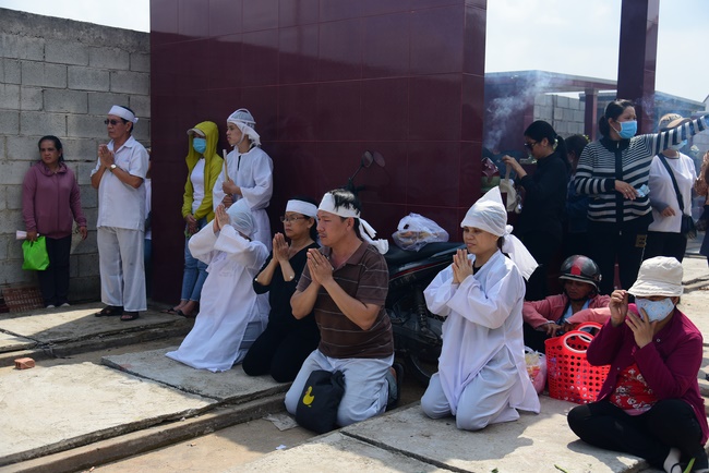 The rite praying for rebirth to Mrs. Hoang Thi Cuc in Hoc Mon.