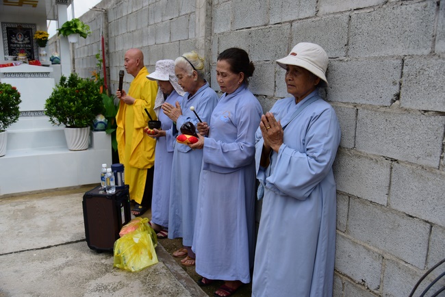 The rite praying for rebirth to Mrs. Hoang Thi Cuc in Hoc Mon.