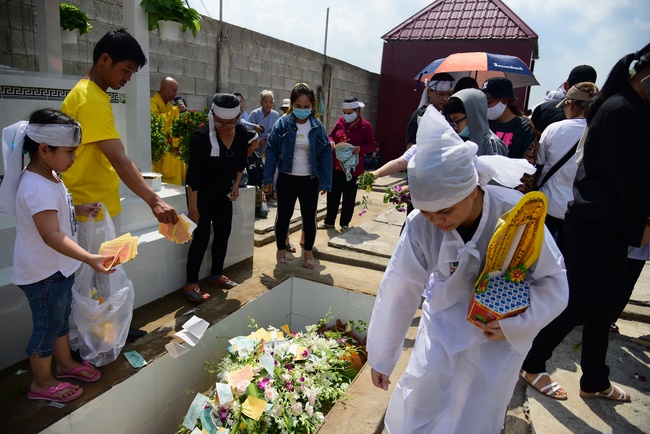 The rite praying for rebirth to Mrs. Hoang Thi Cuc in Hoc Mon.