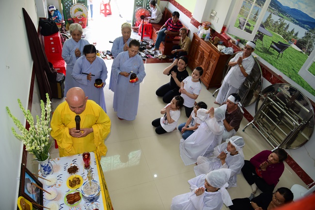 The rite praying for rebirth to Mrs. Hoang Thi Cuc in Hoc Mon.
