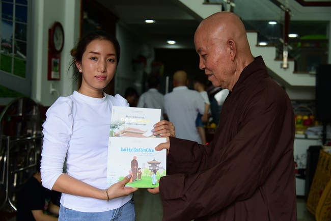 The rite praying for rebirth to Mrs. Hoang Thi Cuc in Hoc Mon.