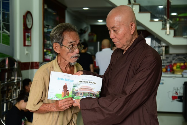 The rite praying for rebirth to Mrs. Hoang Thi Cuc in Hoc Mon.