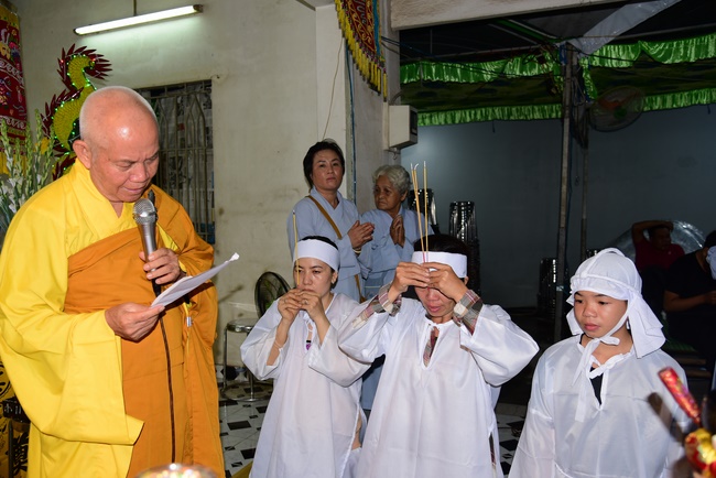 The rite praying for rebirth to Mrs. Hoang Thi Cuc in Hoc Mon.