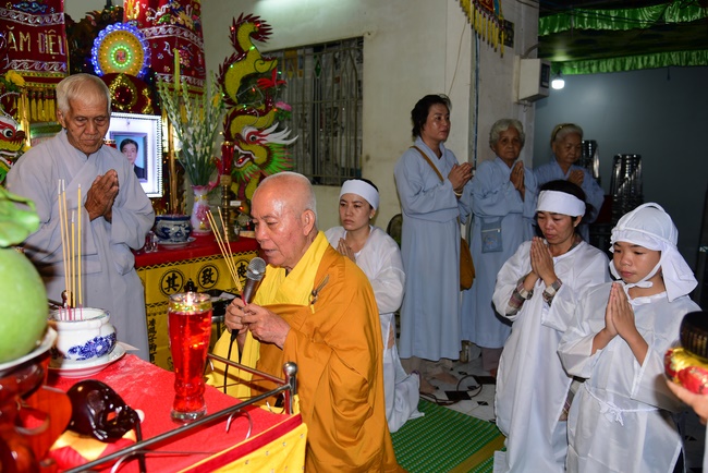 The rite praying for rebirth to Mrs. Hoang Thi Cuc in Hoc Mon.