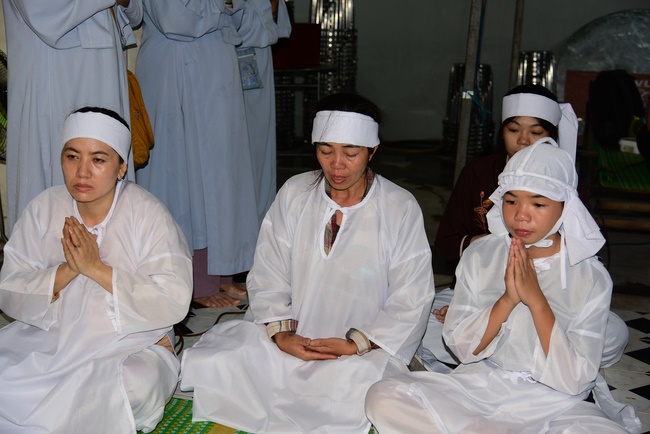 The rite praying for rebirth to Mrs. Hoang Thi Cuc in Hoc Mon.