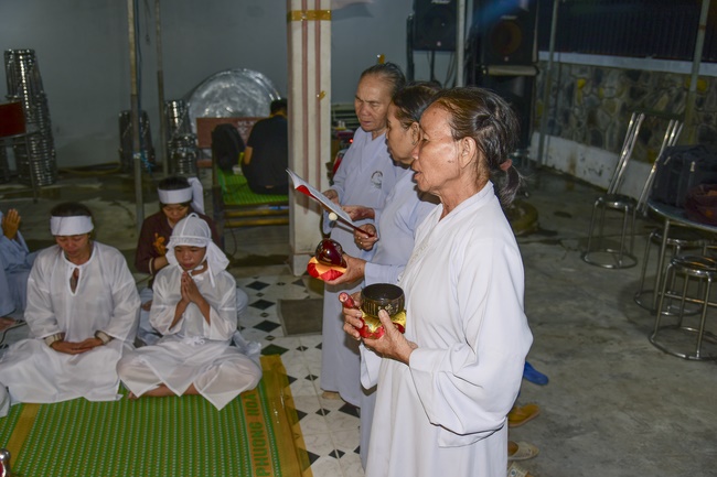 The rite praying for rebirth to Mrs. Hoang Thi Cuc in Hoc Mon.