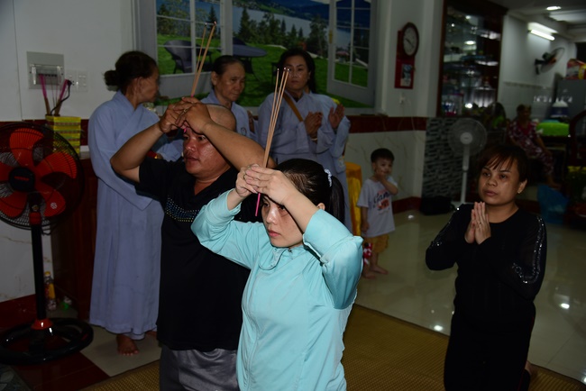 The rite praying for rebirth to Mrs. Hoang Thi Cuc in Hoc Mon.