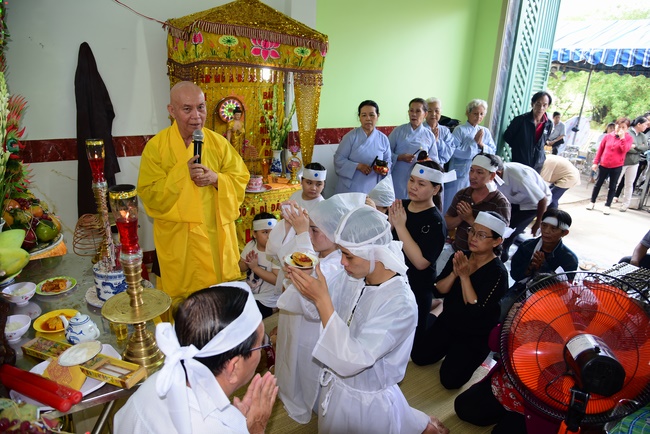 The rite praying for rebirth to Mrs. Hoang Thi Cuc in Hoc Mon.