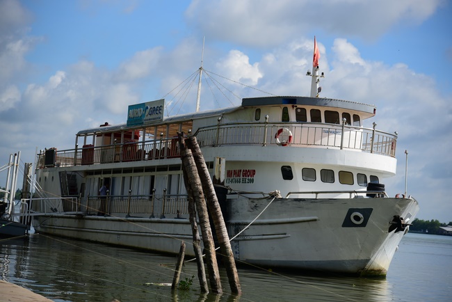 Offering money to build wells at Bao Phap Pagoda, Lam Dong