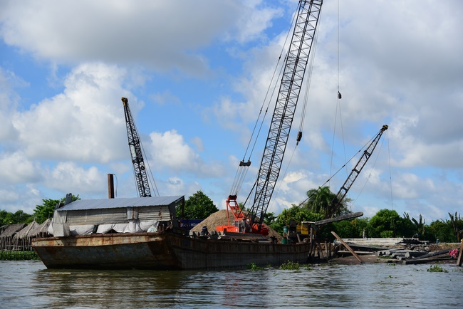 Offering money to build wells at Bao Phap Pagoda, Lam Dong