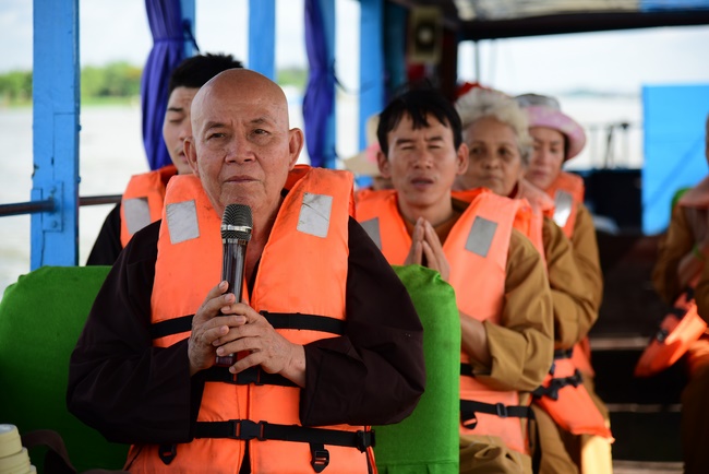 Offering money to build wells at Bao Phap Pagoda, Lam Dong