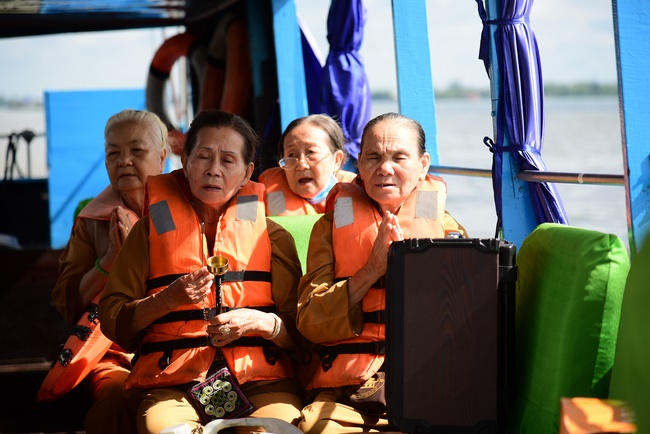 Offering money to build wells at Bao Phap Pagoda, Lam Dong