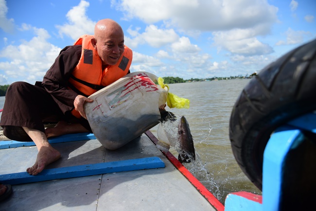 Offering money to build wells at Bao Phap Pagoda, Lam Dong