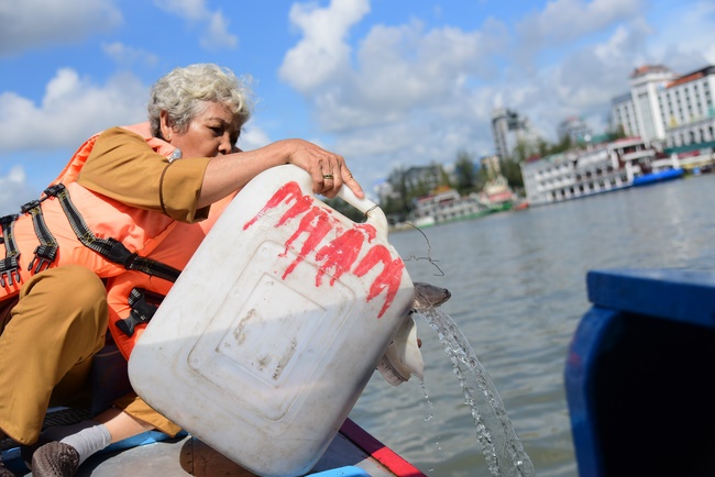 Offering money to build wells at Bao Phap Pagoda, Lam Dong