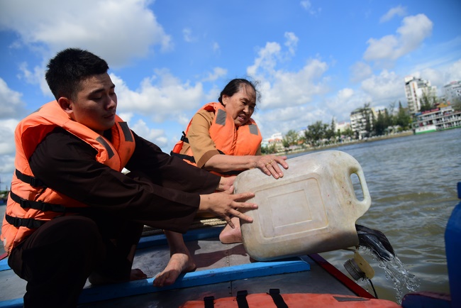 Offering money to build wells at Bao Phap Pagoda, Lam Dong