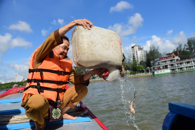 Offering money to build wells at Bao Phap Pagoda, Lam Dong
