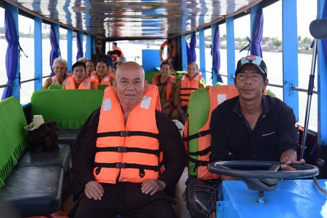 Offering money to build wells at Bao Phap Pagoda, Lam Dong