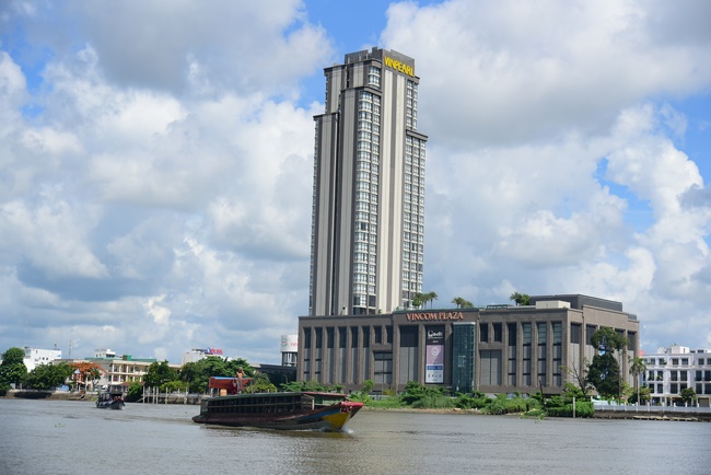 Offering money to build wells at Bao Phap Pagoda, Lam Dong