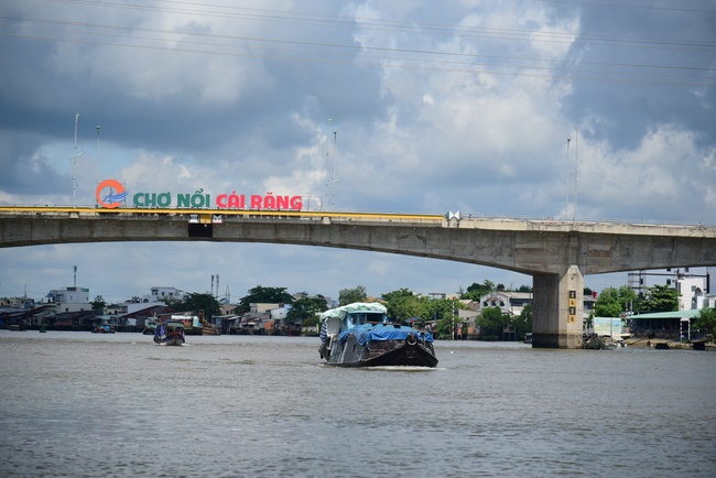 Offering money to build wells at Bao Phap Pagoda, Lam Dong