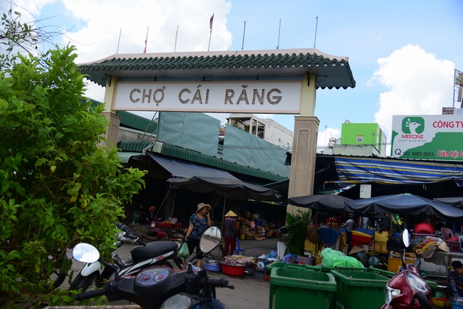Offering money to build wells at Bao Phap Pagoda, Lam Dong